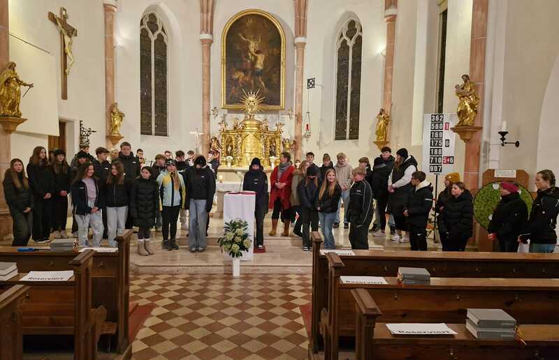 Die Firmkandidat:innen stellten sich zu Christkönig vor.